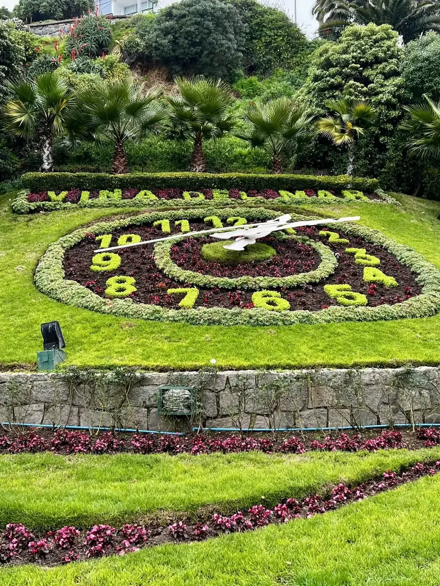 Parterre garden by Living Colour Landscapes
